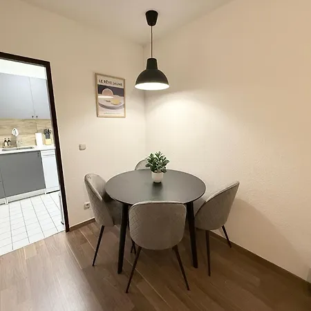 Modernes Mit Balkon Und Parkplatz Nahe Uniklinik