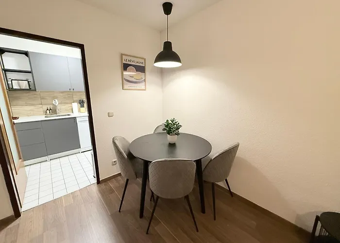 Modernes Mit Balkon Und Parkplatz Nahe Uniklinik